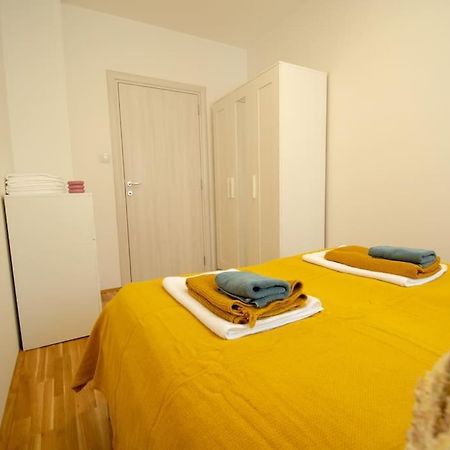 White Fields-Central 2-Bdrm Apartment With Parking Novi Sad Bagian luar foto