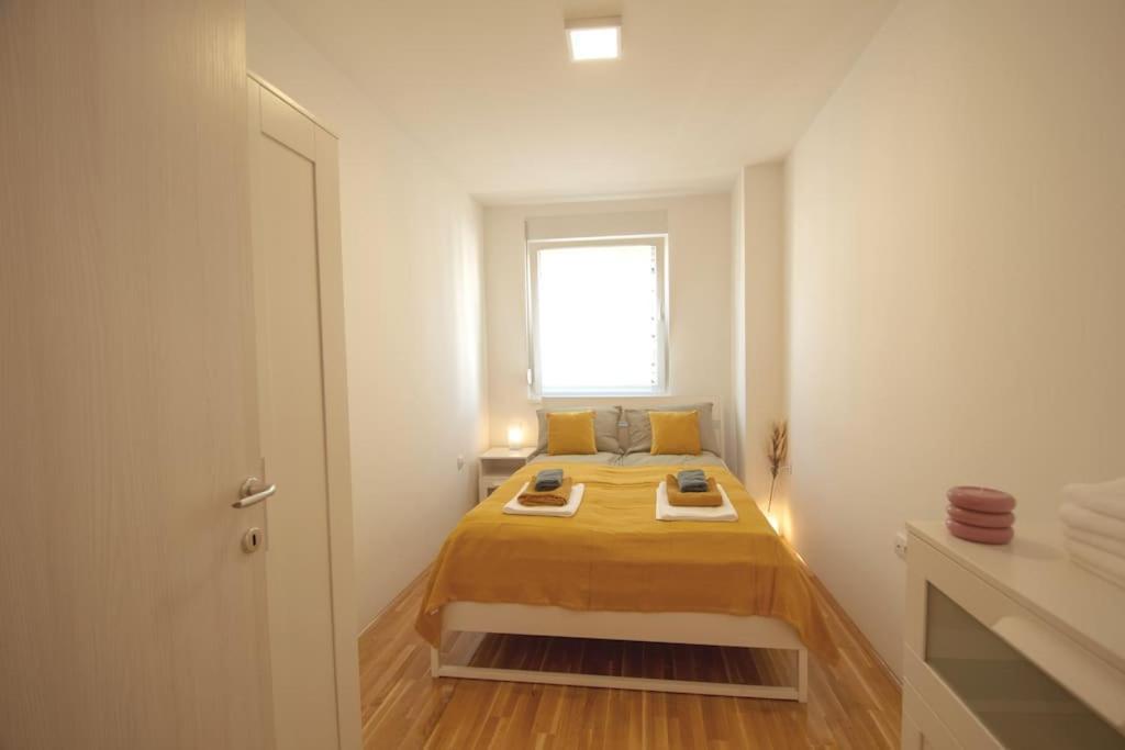 White Fields-Central 2-Bdrm Apartment With Parking Novi Sad Bagian luar foto