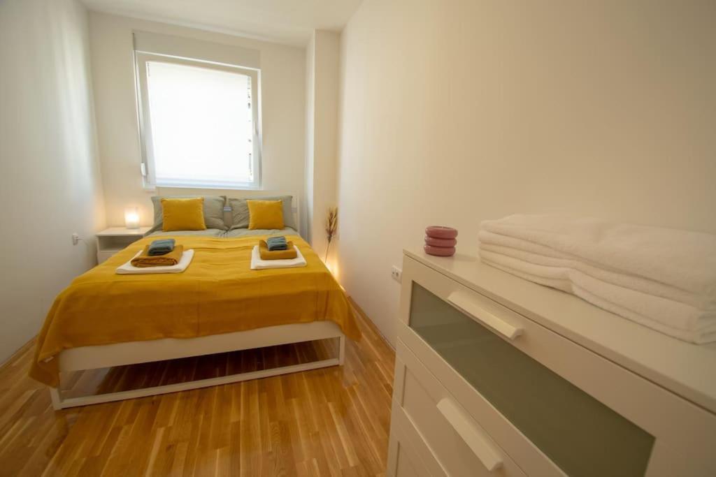 White Fields-Central 2-Bdrm Apartment With Parking Novi Sad Bagian luar foto