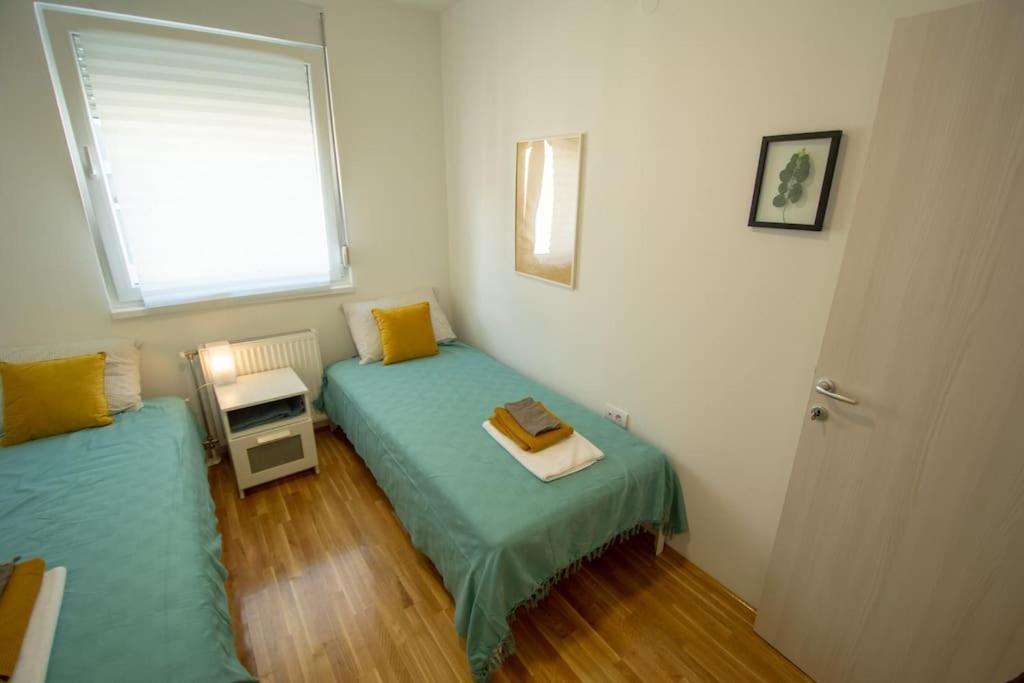 White Fields-Central 2-Bdrm Apartment With Parking Novi Sad Bagian luar foto