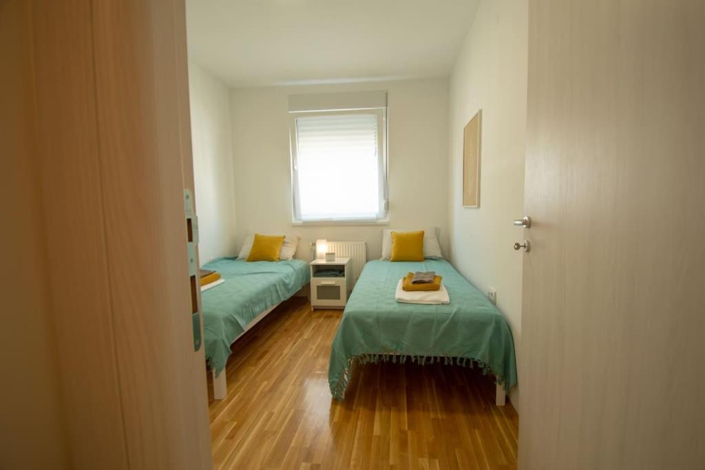 White Fields-Central 2-Bdrm Apartment With Parking Novi Sad Bagian luar foto