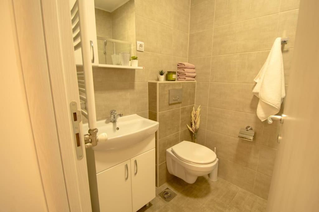 White Fields-Central 2-Bdrm Apartment With Parking Novi Sad Bagian luar foto