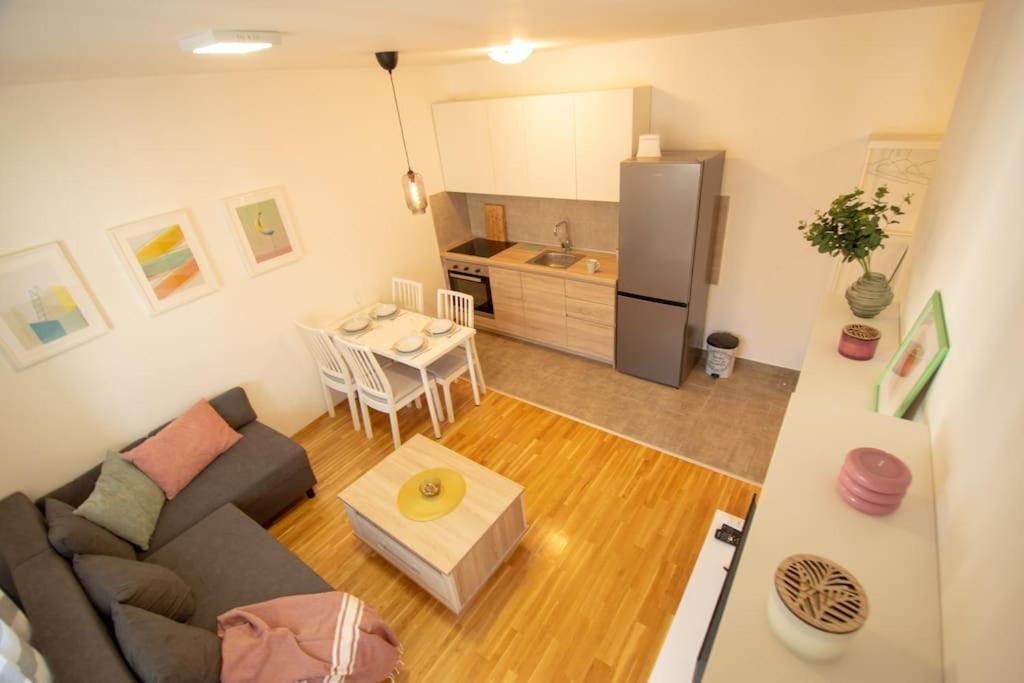 White Fields-Central 2-Bdrm Apartment With Parking Novi Sad Bagian luar foto