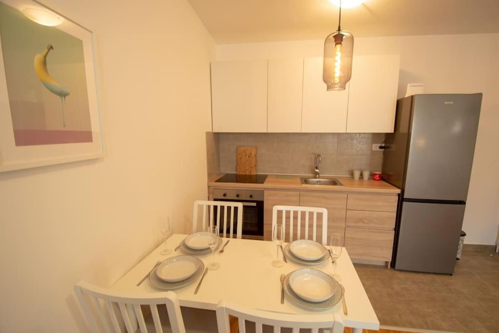 White Fields-Central 2-Bdrm Apartment With Parking Novi Sad Bagian luar foto