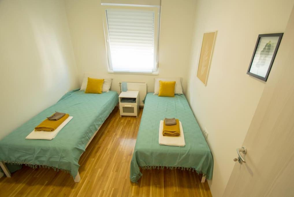 White Fields-Central 2-Bdrm Apartment With Parking Novi Sad Bagian luar foto