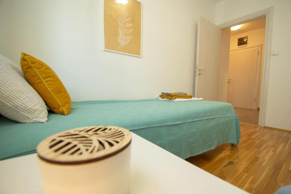 White Fields-Central 2-Bdrm Apartment With Parking Novi Sad Bagian luar foto