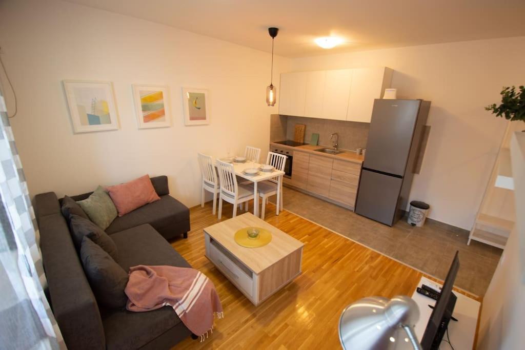 White Fields-Central 2-Bdrm Apartment With Parking Novi Sad Bagian luar foto
