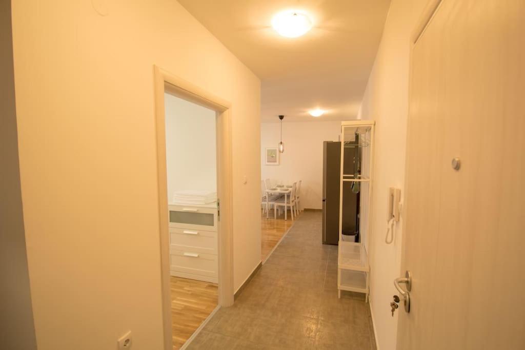 White Fields-Central 2-Bdrm Apartment With Parking Novi Sad Bagian luar foto