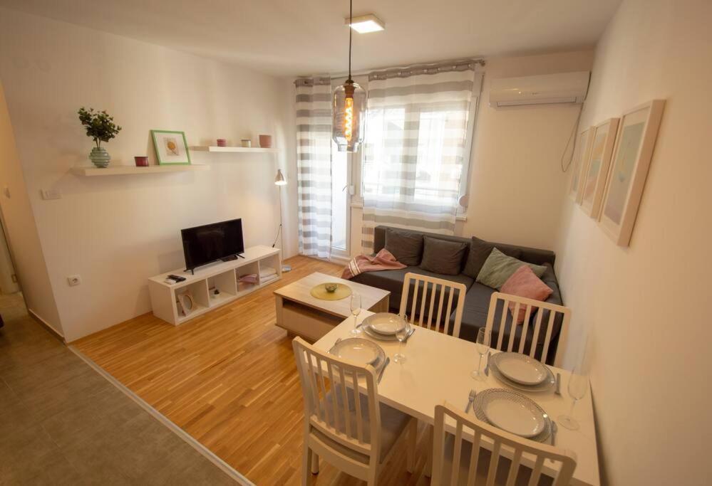 White Fields-Central 2-Bdrm Apartment With Parking Novi Sad Bagian luar foto